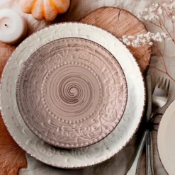 Servizio di piatti in stoneware Terra d'Ombra Embossed Pad 18 pezzi